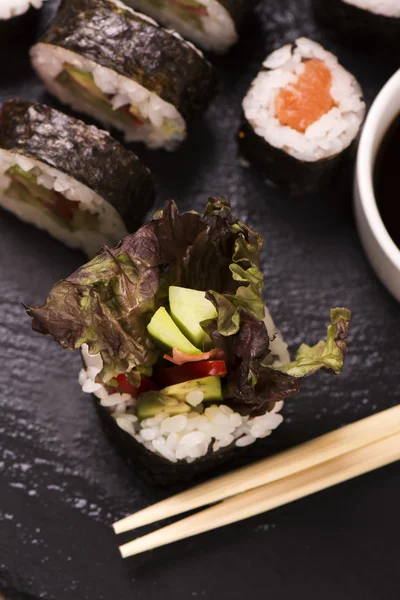 Sortiment an Sushi-Rollen mit Lachs und Gemüse — Stockfoto