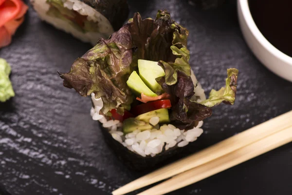 Sortiment an Sushi-Rollen mit Lachs und Gemüse — Stockfoto