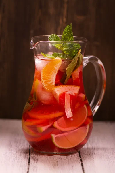 Glas traditionelles rotes spanisches Sangria-Getränk mit verschiedenen Zitrusfrüchten — Stockfoto