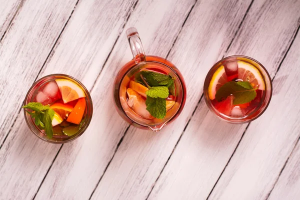 Cocktail de verão fresco com frutas. Vista superior — Fotografia de Stock