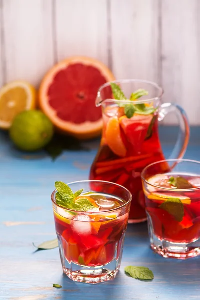 Tarro y vasos con limonada casera de cítricos — Foto de Stock