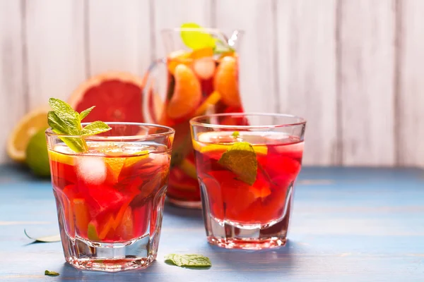 Tarro y vasos con limonada casera de cítricos — Foto de Stock