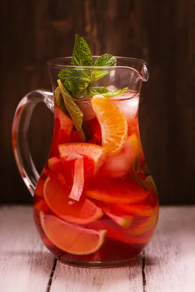 Glas traditionelles rotes spanisches Sangria-Getränk mit verschiedenen Zitrusfrüchten — Stockfoto