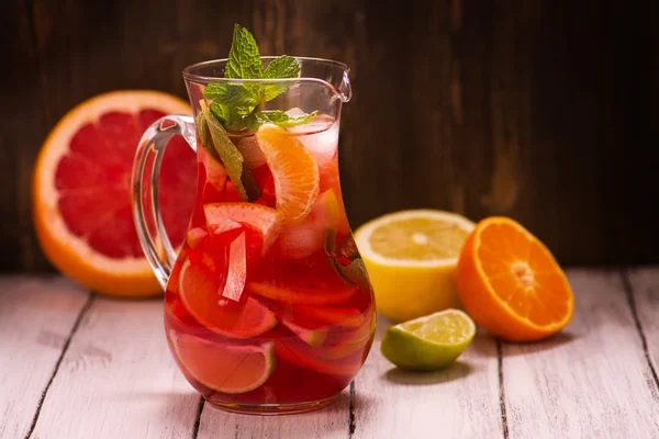 Pot met traditionele rode Spaanse sangria drinken met verschillende citrus — Stockfoto