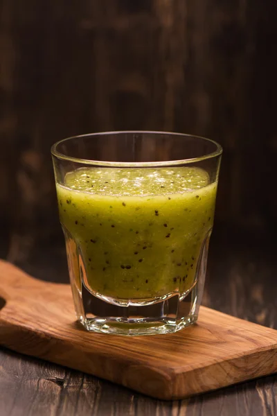 Smoothie refrescante verde com kiwi, pepino e maçã. Imagem tonificada — Fotografia de Stock