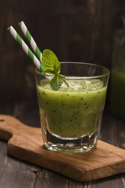 Copo de smoothie refrescante verde com kiwi, pepino e maçã — Fotografia de Stock