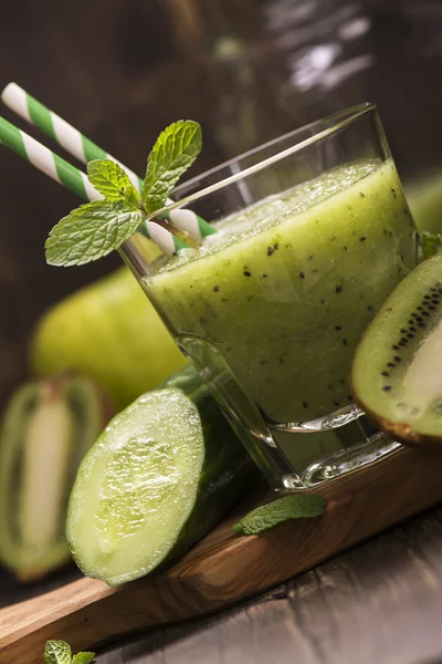 Vaso de batido verde refrescante con kiwi, pepino y manzana —  Fotos de Stock