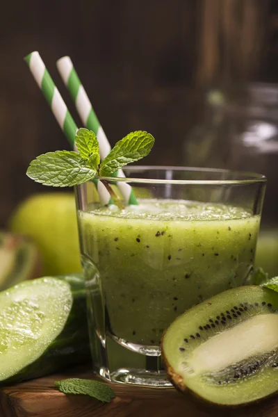 Copo de smoothie refrescante verde com kiwi, pepino e maçã — Fotografia de Stock
