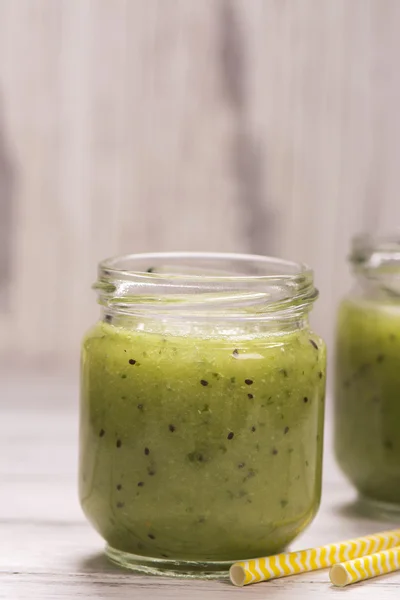 Πράσινο δροσιστικό smoothie με ακτινίδιο, αγγούρι και μήλα — Φωτογραφία Αρχείου