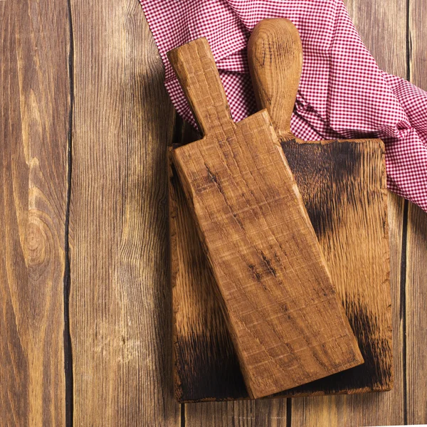Tabla de cortar vintage sobre fondo de madera — Foto de Stock