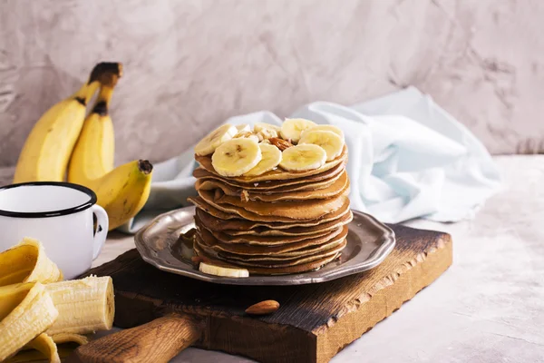 Empilement de crêpes avec ingrédients — Photo