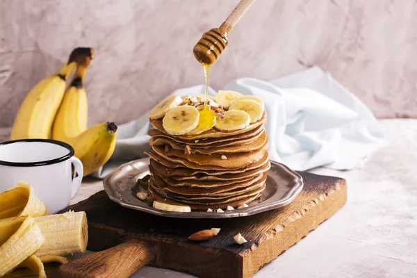 Empilement de crêpes avec ingrédients — Photo