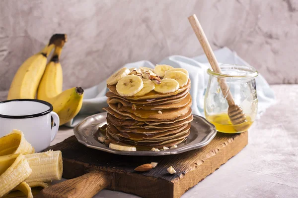 Empilement de crêpes avec ingrédients — Photo