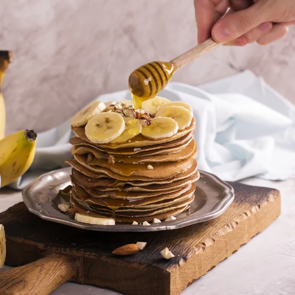 Högen av pannkakor med ingredienser — Stockfoto