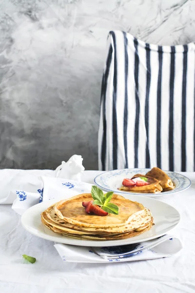 Pilha de crepes quentes sobre mesa de cozinha — Fotografia de Stock