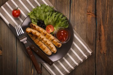 Taze sebze ile kızarmış sosis