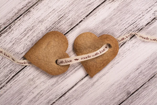 Hjärtformade ingefära cookies över vit trä bakgrund — Stockfoto