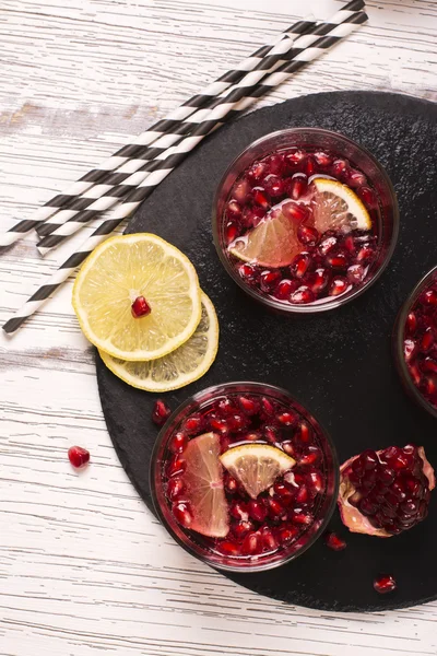 Granatäpple cocktail med citron — Stockfoto