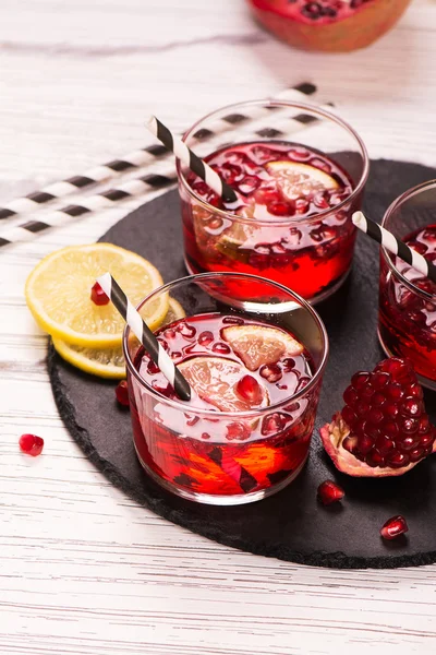 Granatäpple cocktail med citron — Stockfoto