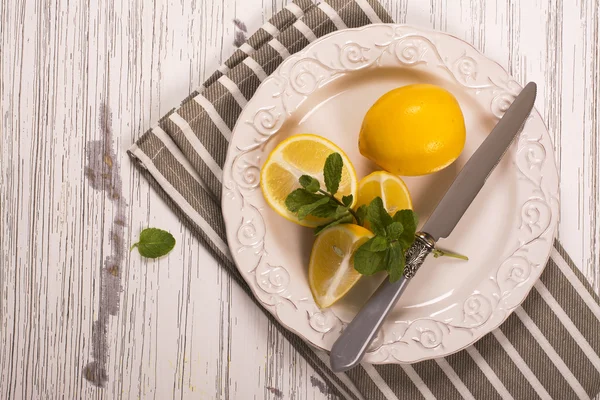 Cortar limones y ramitas de menta —  Fotos de Stock
