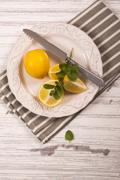 Нарізати лимони і м'ятні гілочки — стокове фото