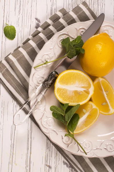 Cortar limones y ramitas de menta —  Fotos de Stock