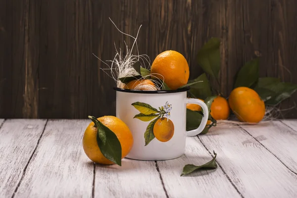 Tangerinas en taza retro de esmalte blanco —  Fotos de Stock