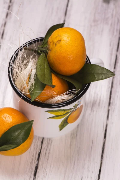 Tangeriner i vit emalj retro mugg — Stockfoto