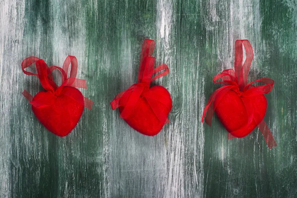 Drie rode textiel harten — Stockfoto