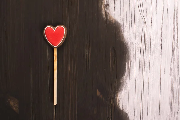 Corazón de jengibre sobre tabla de madera — Foto de Stock