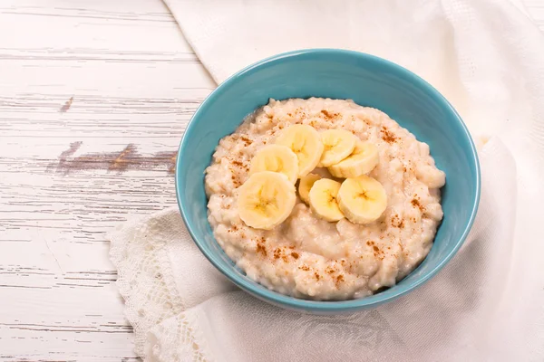 Gachas de avena con rodajas de plátano y canela —  Fotos de Stock