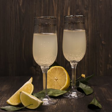 Limon ve kireç kokteyl serinletici