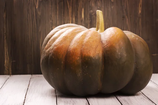 Calabaza enorme sobre fondo de madera —  Fotos de Stock