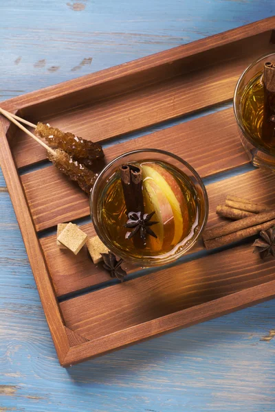 Bebida de invierno. Sidra caliente de manzana caliente con especias —  Fotos de Stock