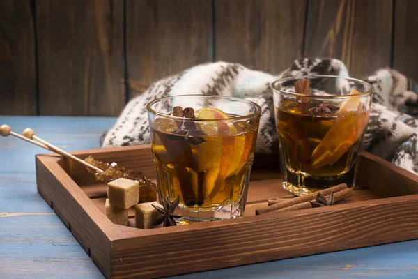 Un drink invernale. sidro di mele rimuginato caldo con spezie — Foto Stock