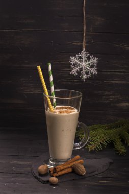 Ilık süt bir yüksek cam kokteyl