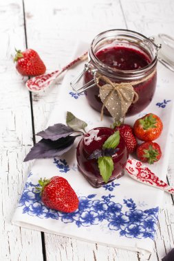 Ev yapımı berry reçel fesleğen yaprakları ile