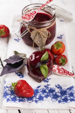 Ev yapımı berry reçel fesleğen yaprakları ile