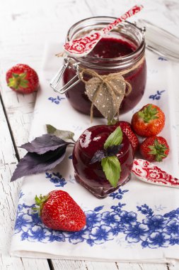 Ev yapımı berry reçel fesleğen yaprakları ile