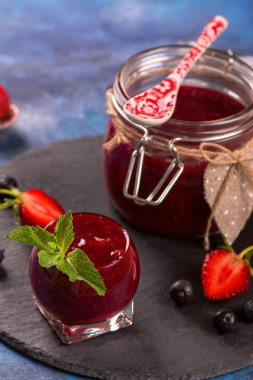 Çilek, yaban mersini ve ahududu reçel