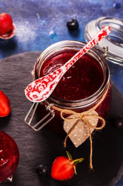 Çilek, yaban mersini ve ahududu reçel