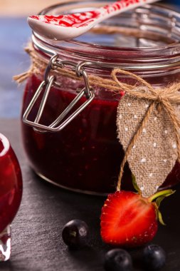 Çilek, yaban mersini ve ahududu reçel