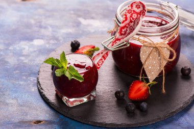 Çilek, yaban mersini ve ahududu reçel