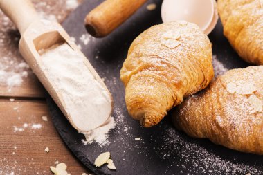 Badem ile taze pişmiş kruvasanlar bırakır