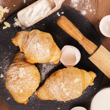 Badem ile taze pişmiş kruvasanlar bırakır