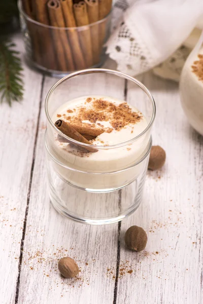 Winter warme Milch trinken Eierlikör — Stockfoto