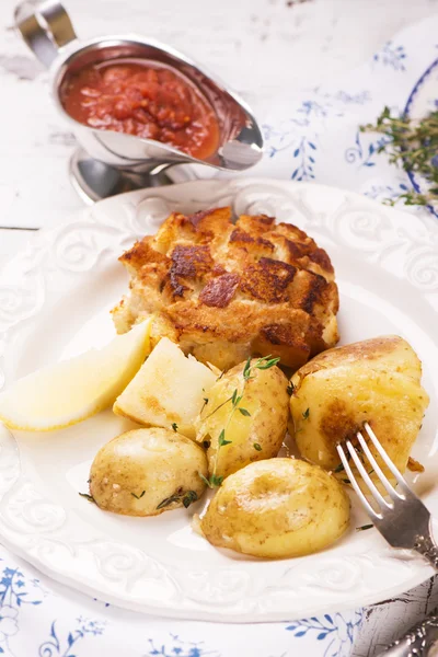 Ízletes vacsora: sült burgonya kakukkfűvel és szelet — Stock Fotó
