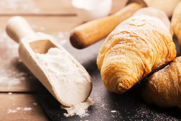 Croissante proaspete coapte cu frunze de migdale — Fotografie, imagine de stoc