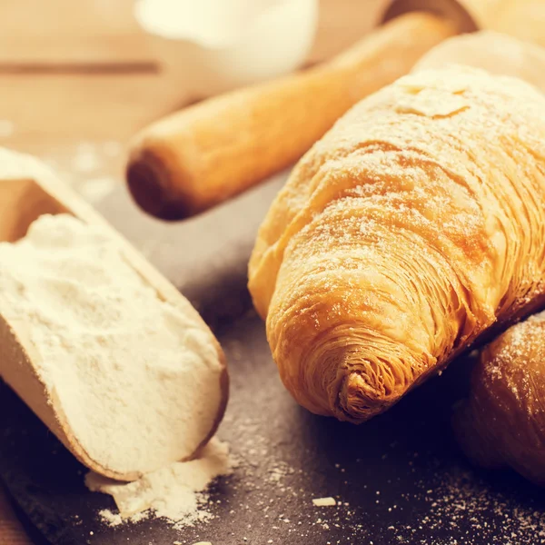 Vers gebakken croissants met amandel verlaat — Stockfoto