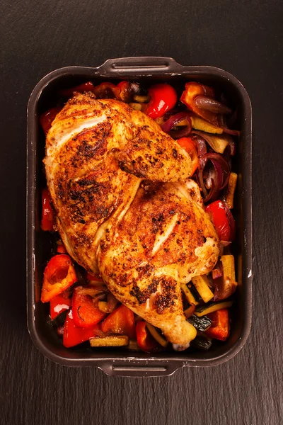 Жареная курица с печеными овощами — стоковое фото